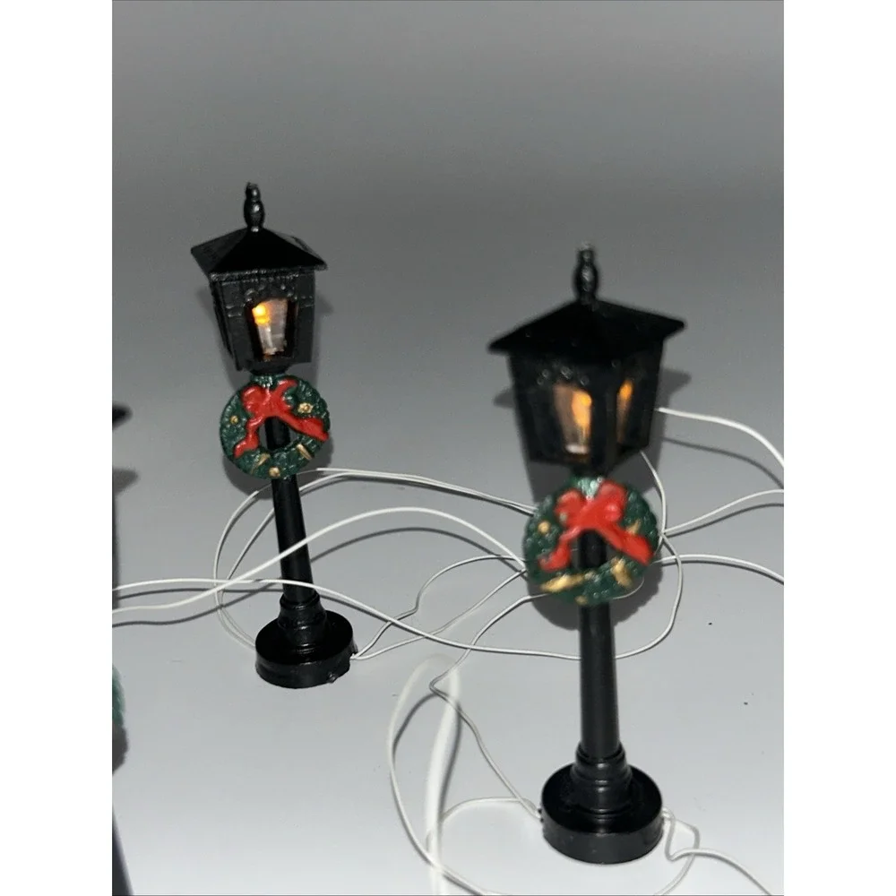 Vintage 1991 Lemax Village Accessory 4 Street Lamp Posts W/Wreaths Light Up